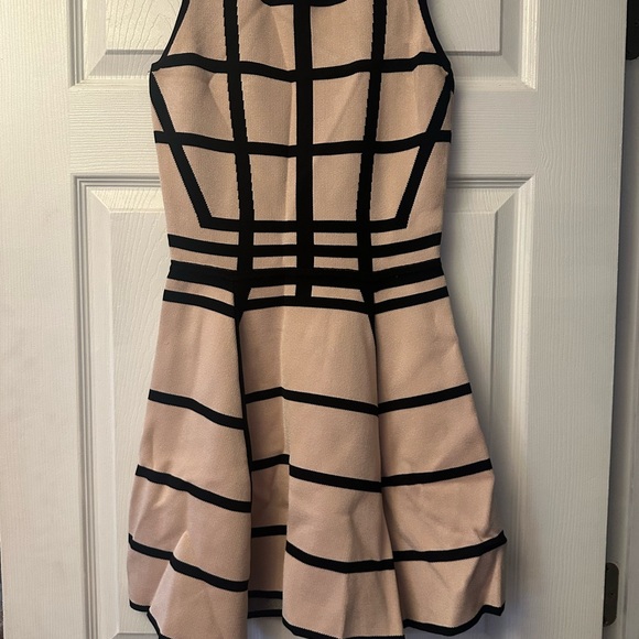 Cute a line style dress .. above the knee.. fabulous fabric - Picture 2 of 3